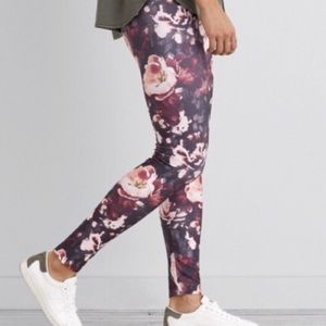 Like new AEO floral leggings! 🌸💐🌷🌹🥀🌺🌼🌻